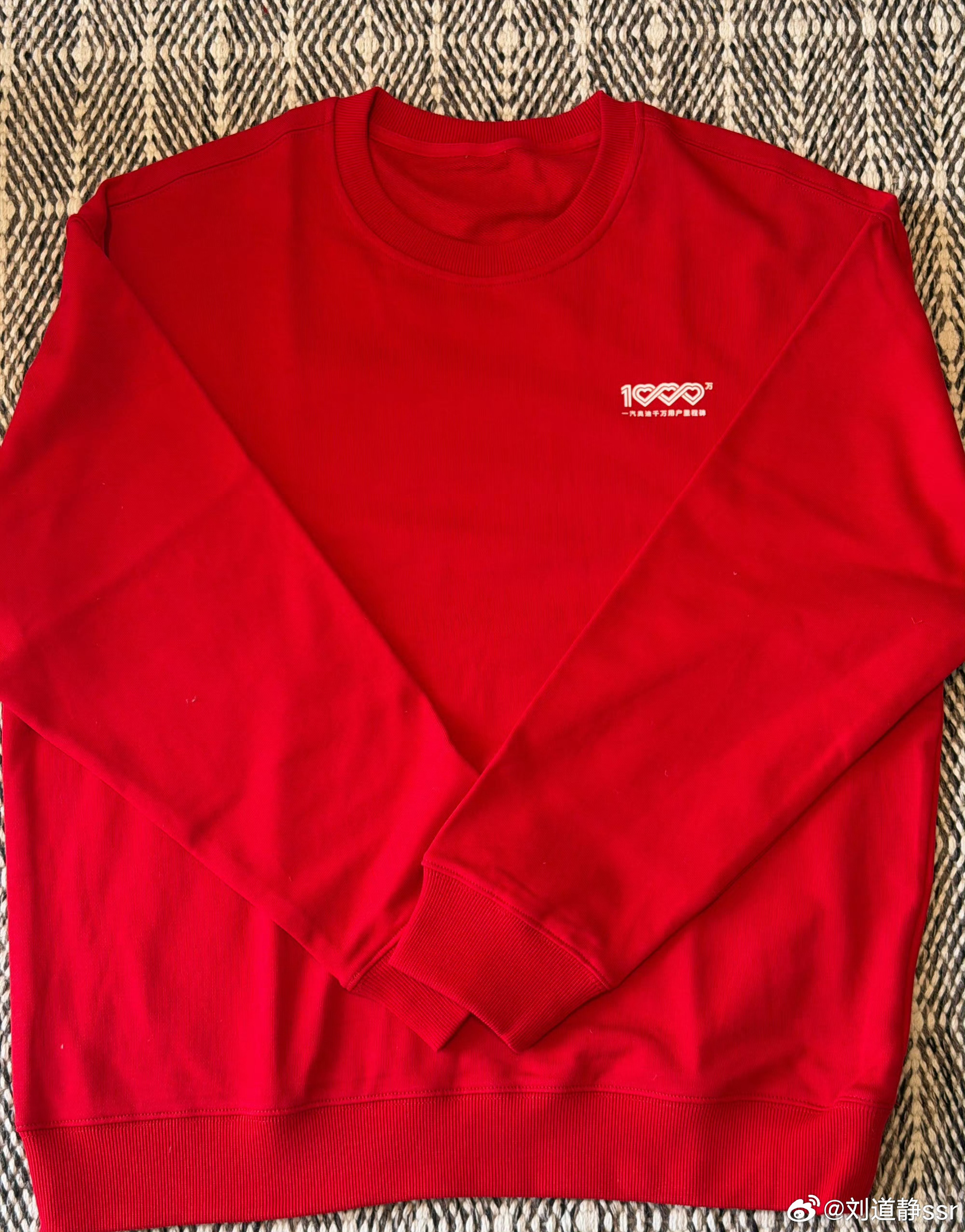 看大家很喜欢奥迪的红卫衣～今天再抽一件！评论就行哟！静静宠粉来啦  北京  抽奖