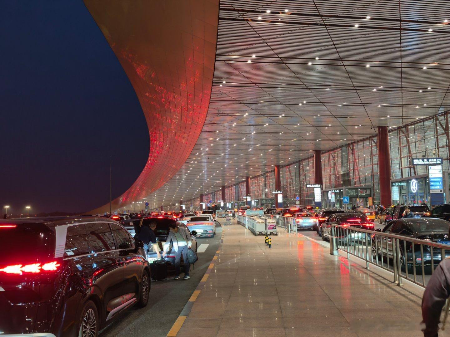 闭馆前才见到冠军赶上飞机吗？坐地铁再坐的士极限到机场，实在太堵了 