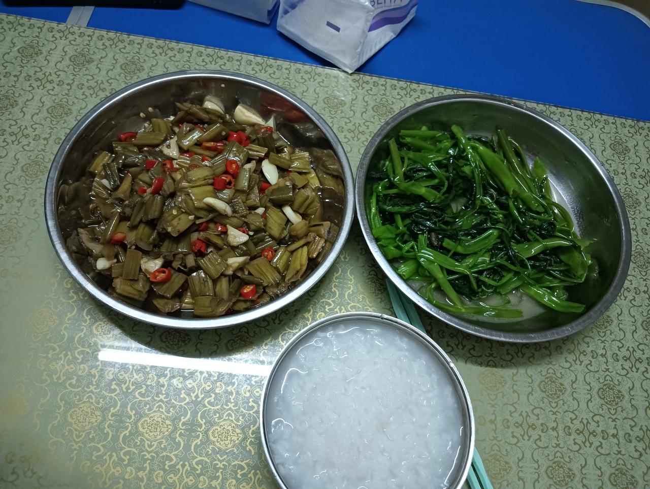 大家好，我是七姐，今天自己做饭吃，买了一把空心菜，还有我们家乡的芋头苗，吃稀饭最