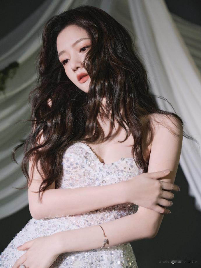 任敏这次穿白色钻石抹胸裙真的惊艳！白色本就纯洁优雅，钻石的点缀更是让这条裙子闪耀