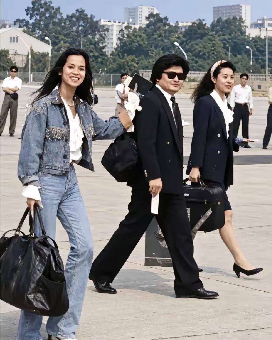90年代一张珍贵留影，笑容灿烂，阳光青春，意气奋发，是一代人美好的回忆，你能认出