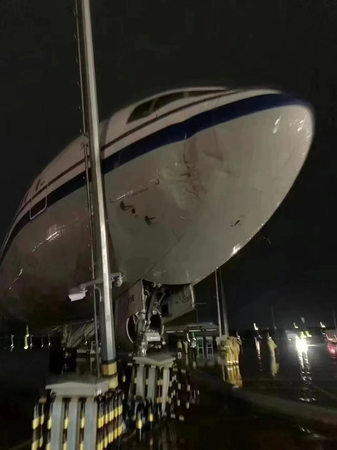 7月24日夜间23:30 左右，首都机场地面多架航空器受到突发极端大风天气影响，