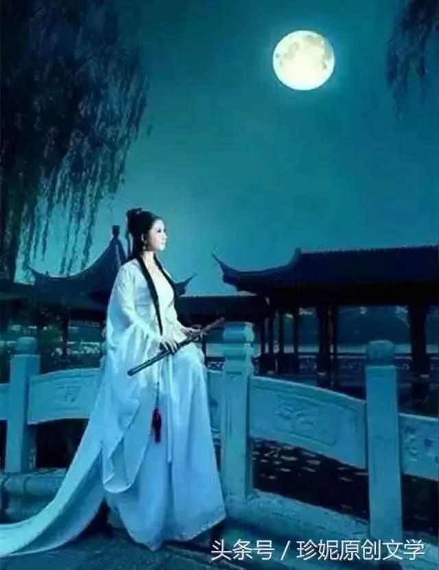 随笔
夜深人静好凄凉，
相思之人不同床。
心中想你千百遍，
孤枕难眠累人行。