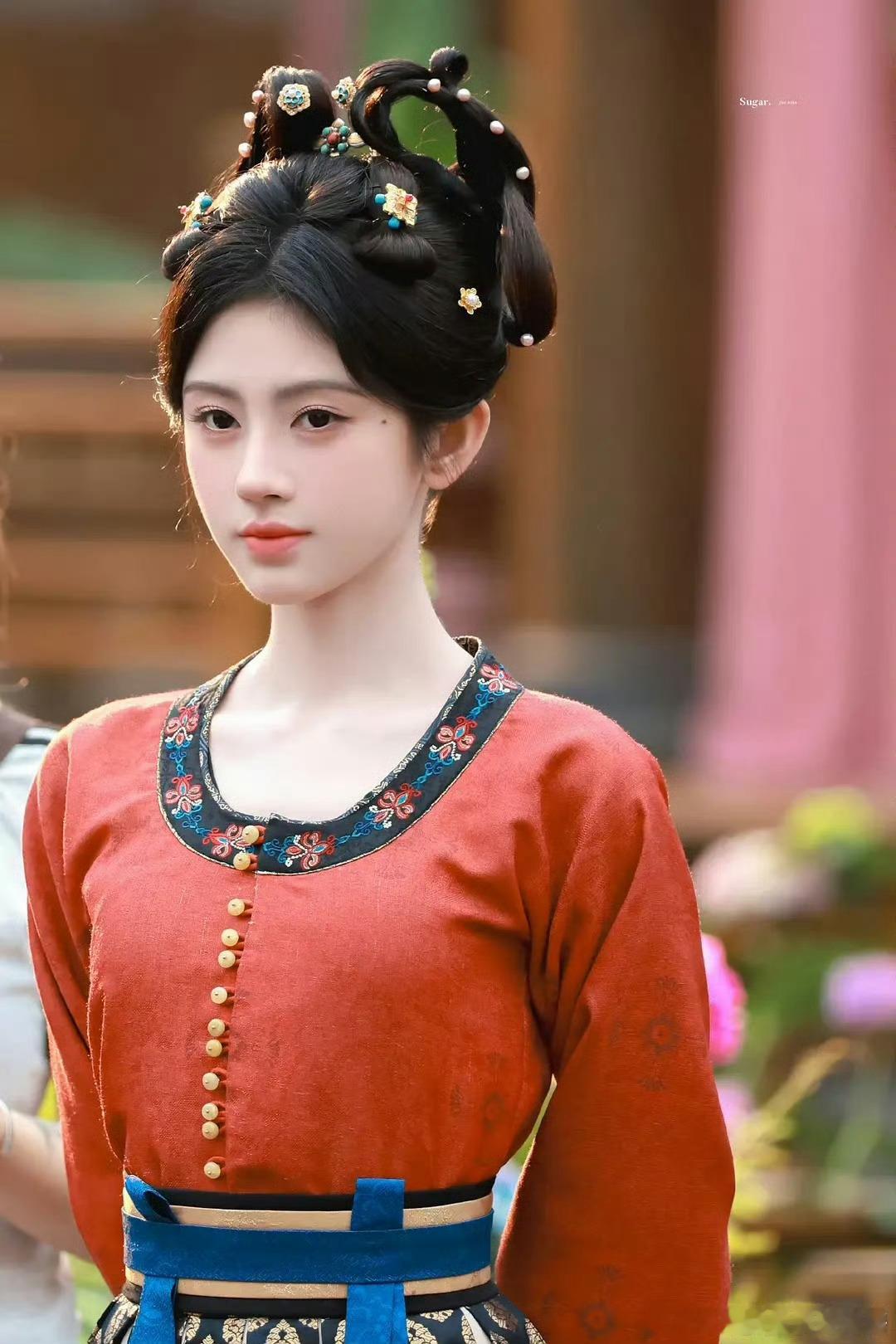 鞠婧祎和田曦薇怎么撕起来的？她俩也不是一个咖位啊 