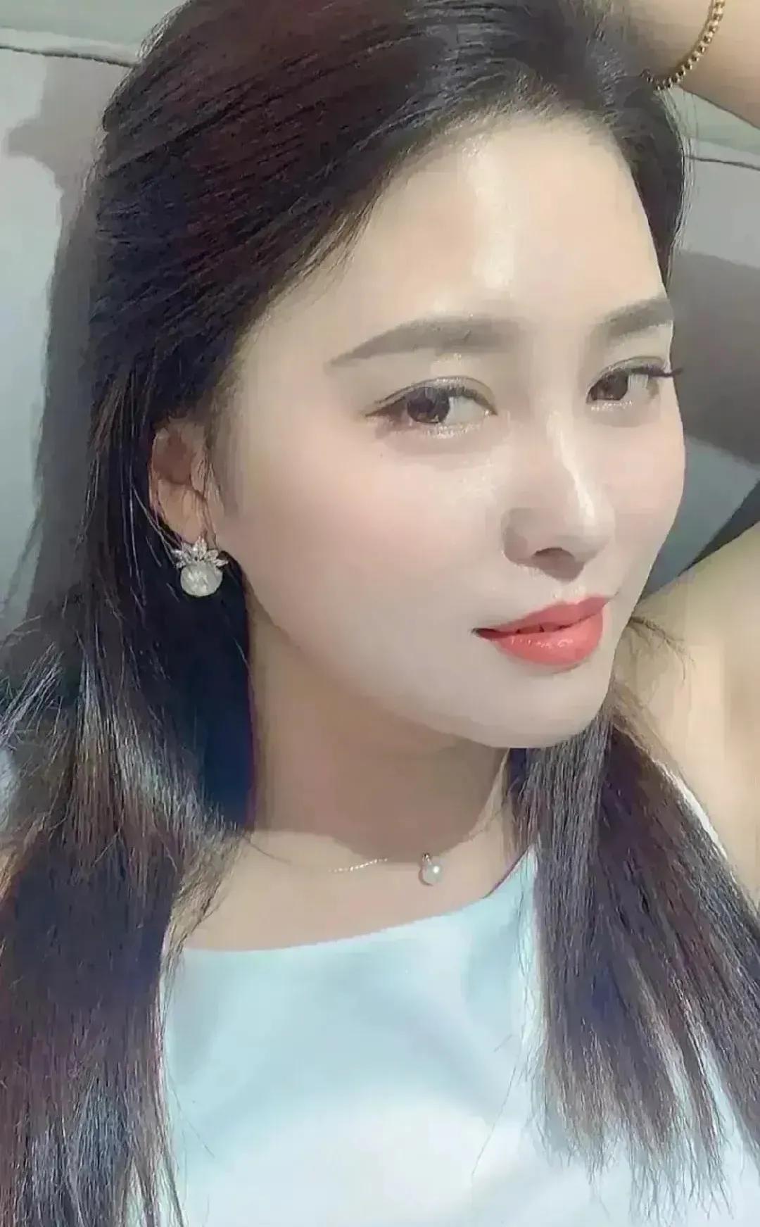 小雨在晚上回到家，打开门，看见灯光亮着，这让她心中放松了许多。她轻手轻脚地走进卧