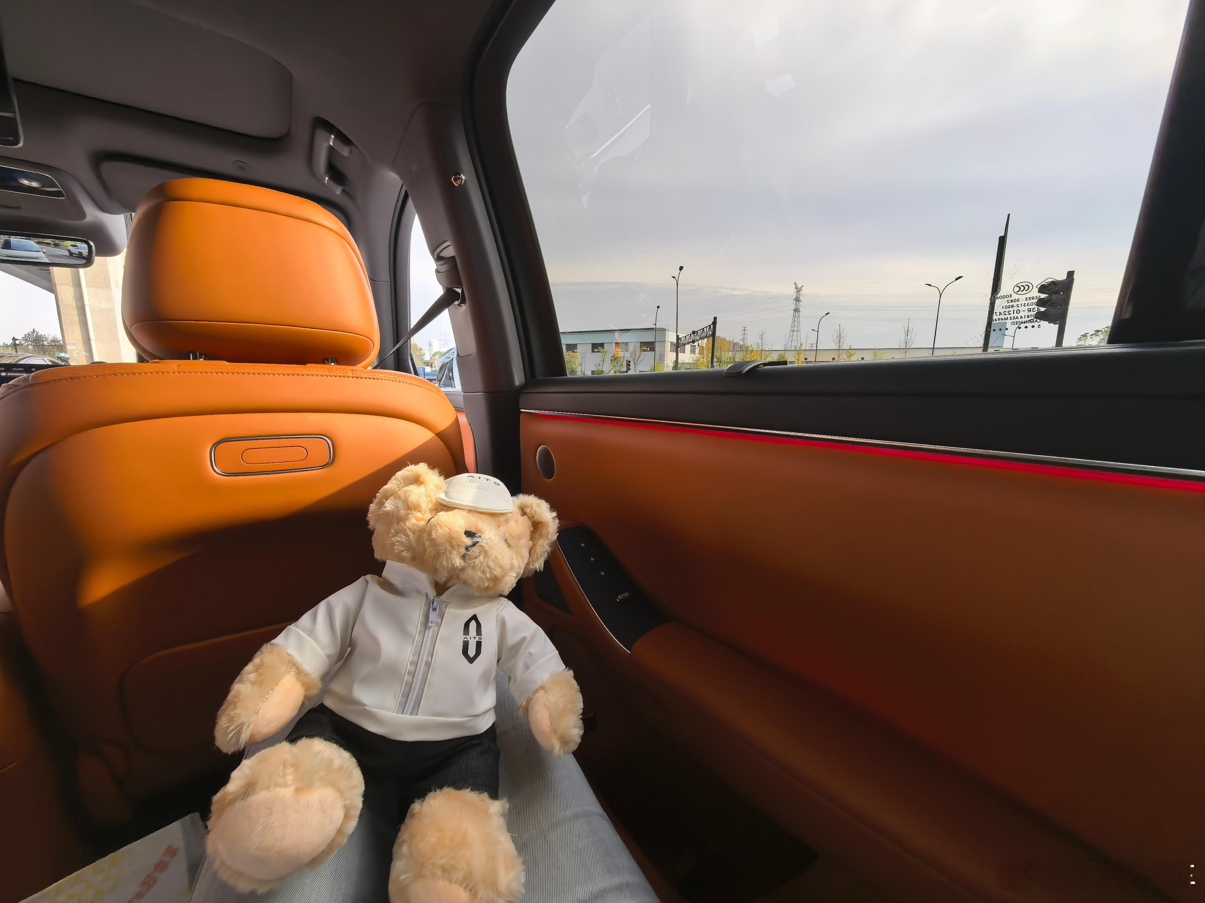 又是艳阳天～这次全新问界m7 遮阳帘派上用场了，因为今天我没涂防晒，所以拉上遮阳