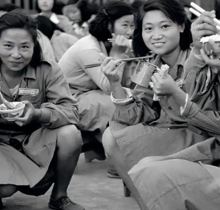 这是1949年，被人民解放军打败的国民党军队，这些国军的女兵正在吃她们在大陆的最