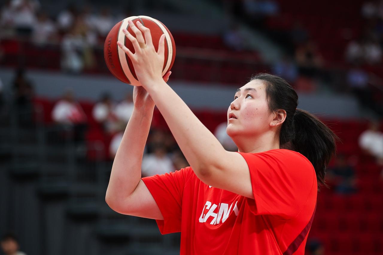 中国女篮热身赛最新战报：移动长城制霸禁区的核弹张子宇爆发中国女篮70:67险胜非