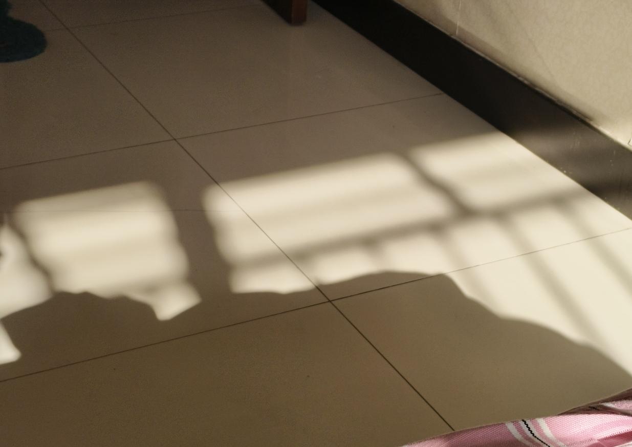 买二手房第一点注意：楼道清洁度。
这决定了邻居质量。
第二点就是采光了，冬季中午