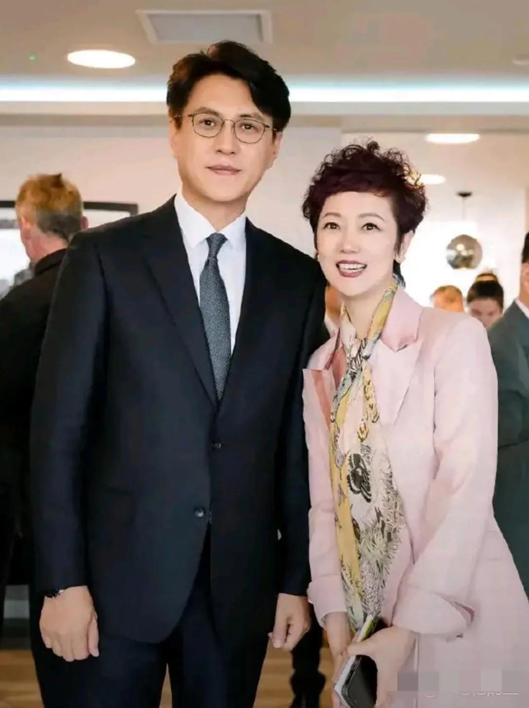靳东亮相爱丁堡，以团长身份出现的他，西装革履，神仪明秀，目光如霖，琼林玉树，沉稳