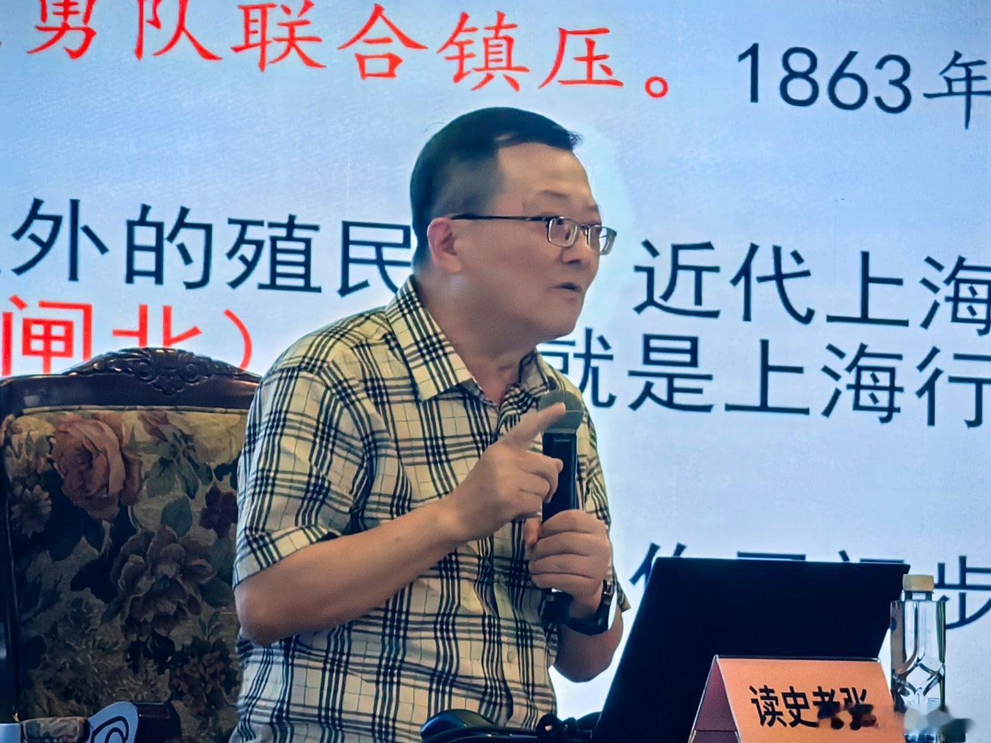聆听张国伟（读史老张）讲解上海东区道路名称的往事。他引经据典，梳理了东区一条条马