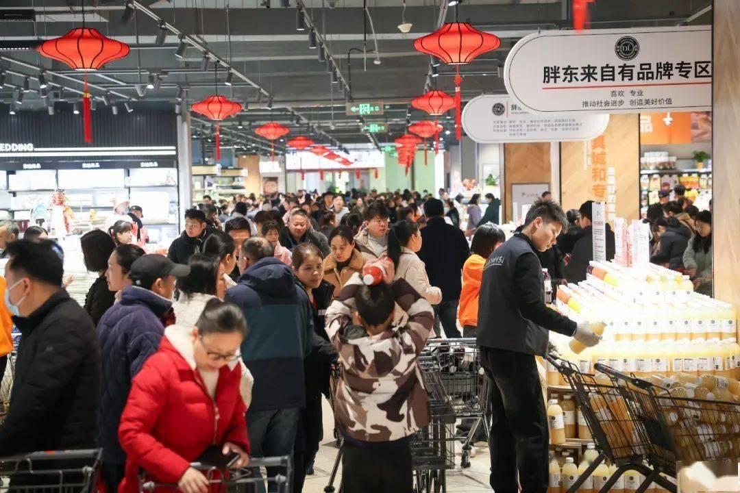 胖东来许昌老店关闭事件，损失最惨的，除了那些遵守规则的好房东，就是周边商户了，不