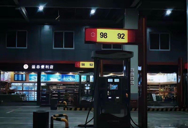 别人加油都要熄火、静电导地、手机都不让接。这位大哥倒好，直接在加油站里开火炒菜。