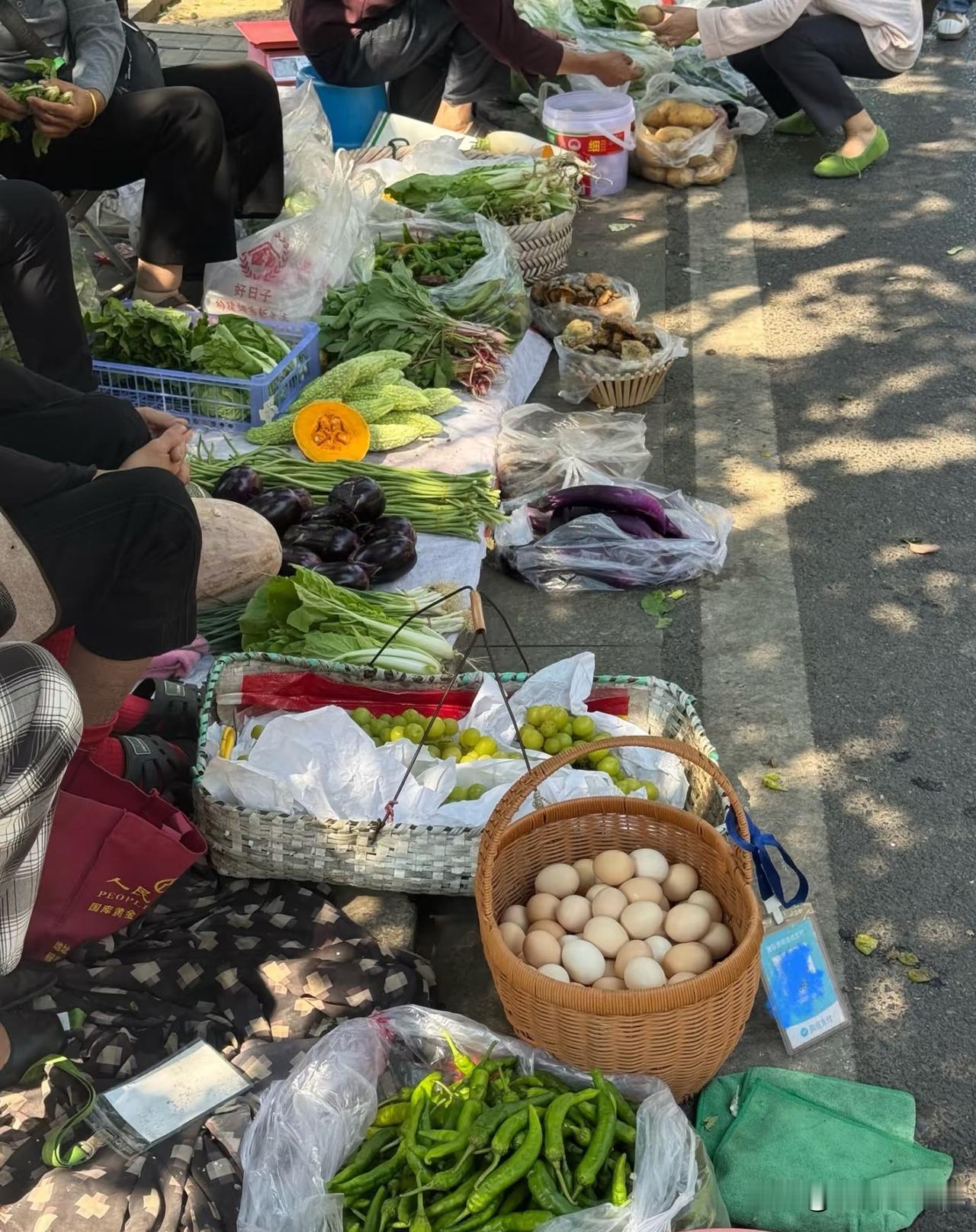 路边的菜真是他们自己种的吗？亲眼所见的一幕，一位老太太在超市买好胡萝卜，偷偷躲进