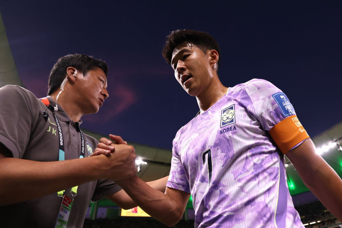 孙兴慜真成亚洲一哥们了墨西哥1比0韩国 韩国队下一场，也是小组赛收官战对阵南非，
