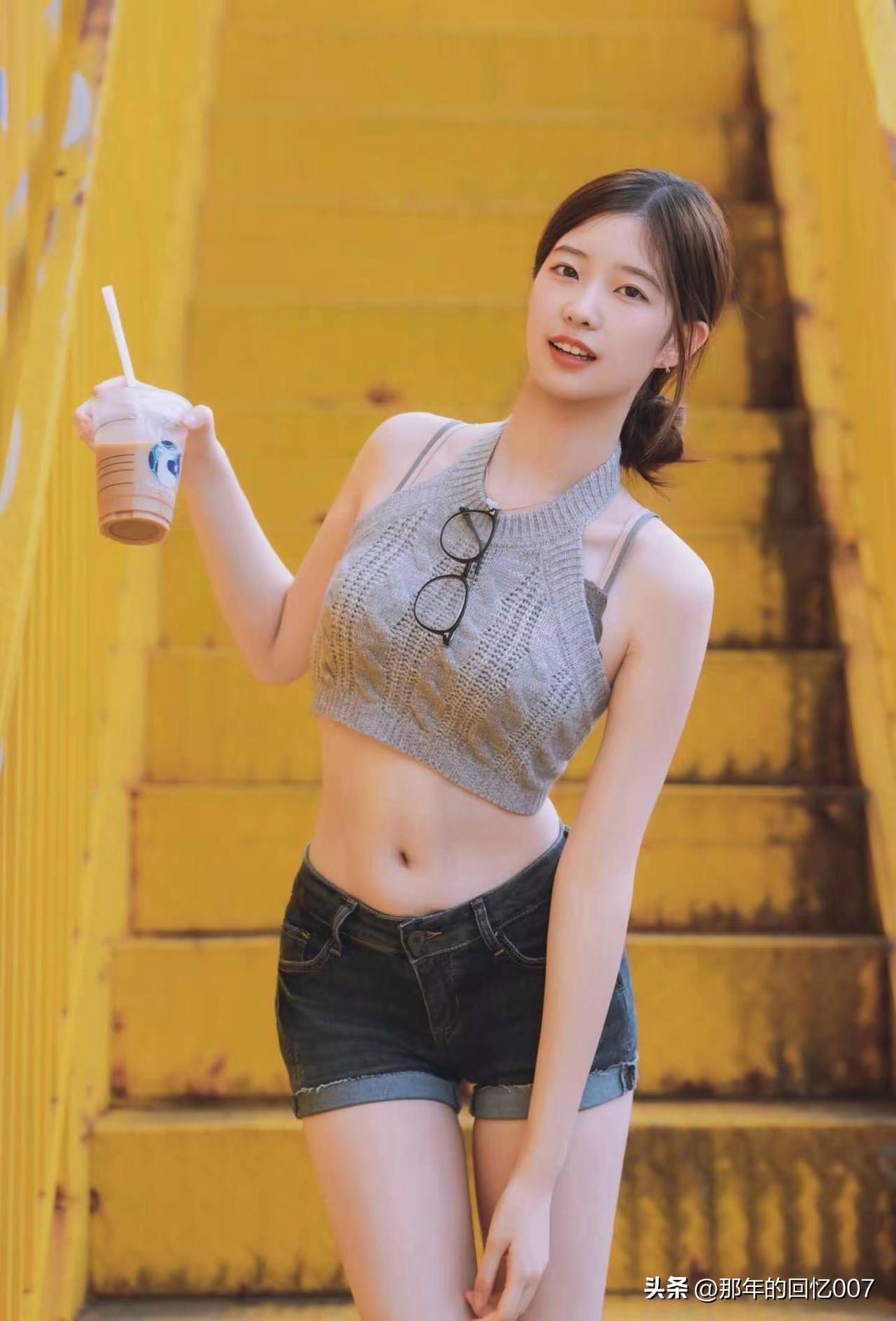 气质穿搭怎么穿才恰到好处? 夏日穿搭指南🌞：灰色针织背心+牛仔短裤，清爽又时尚