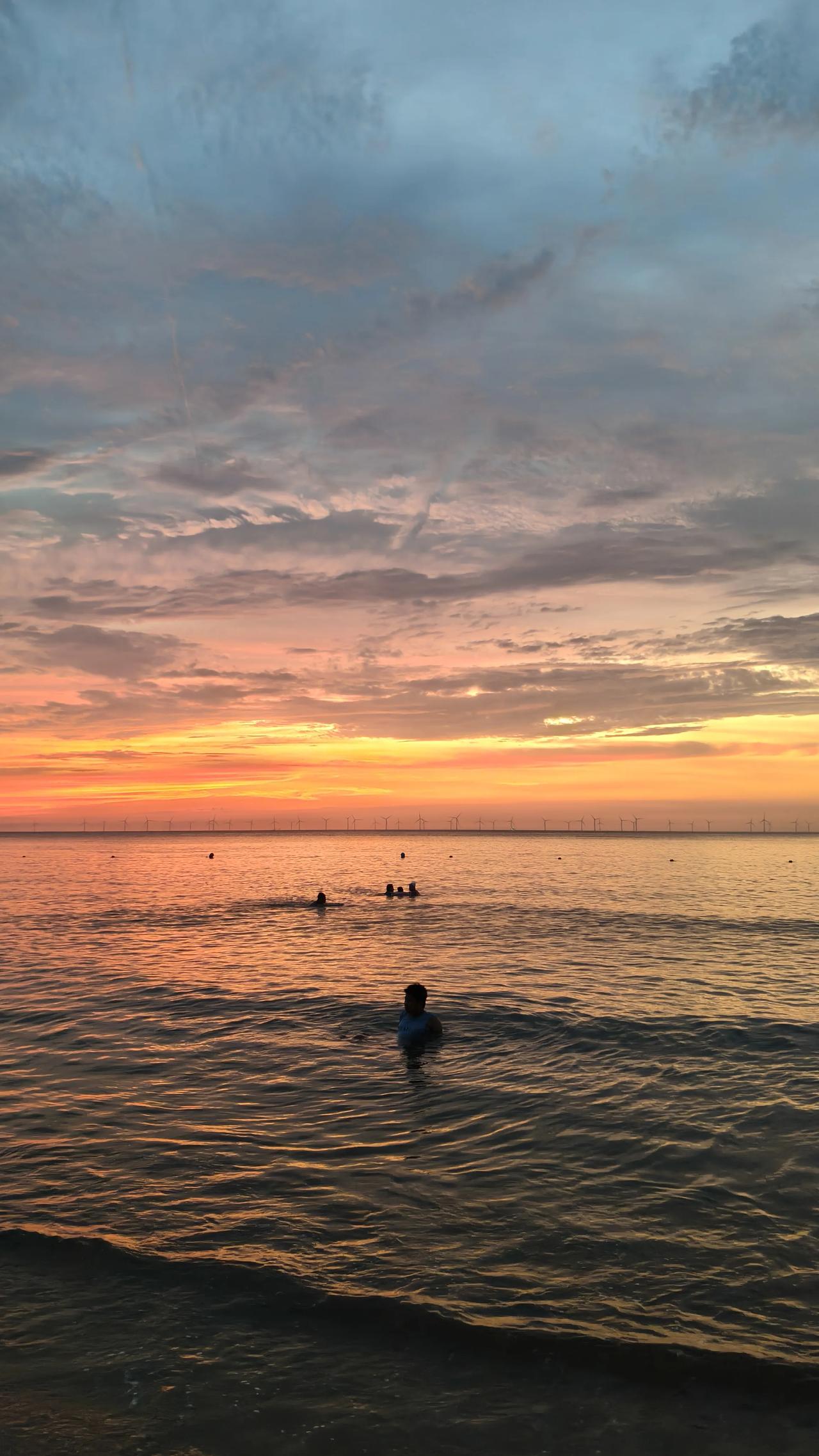 分享一张海滩的日出与夕阳海上落日金色印象，彩云轻舞亲吻海浪，唯美治愈碧波荡漾，梦