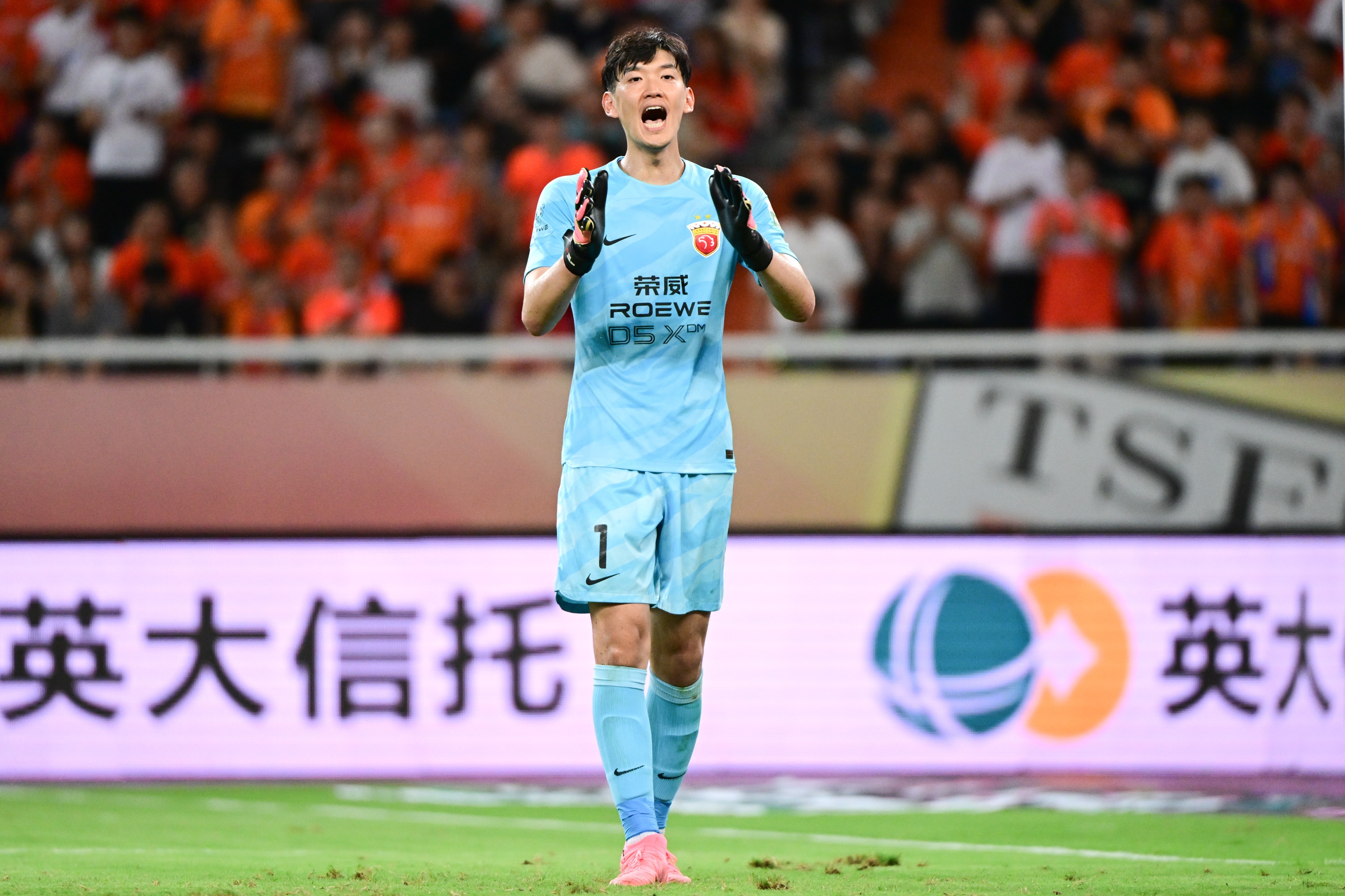 #颜骏凌成为国足八朝元老# FIFA系列赛，颜骏凌为国足出战2次，上海媒体上观新