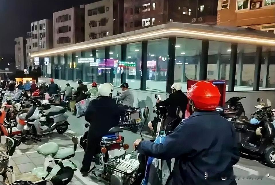 这是把千万的‘摩的’老乡往死里整啊！深圳‘摩的’打人事件越闹越大了。你说，你好好