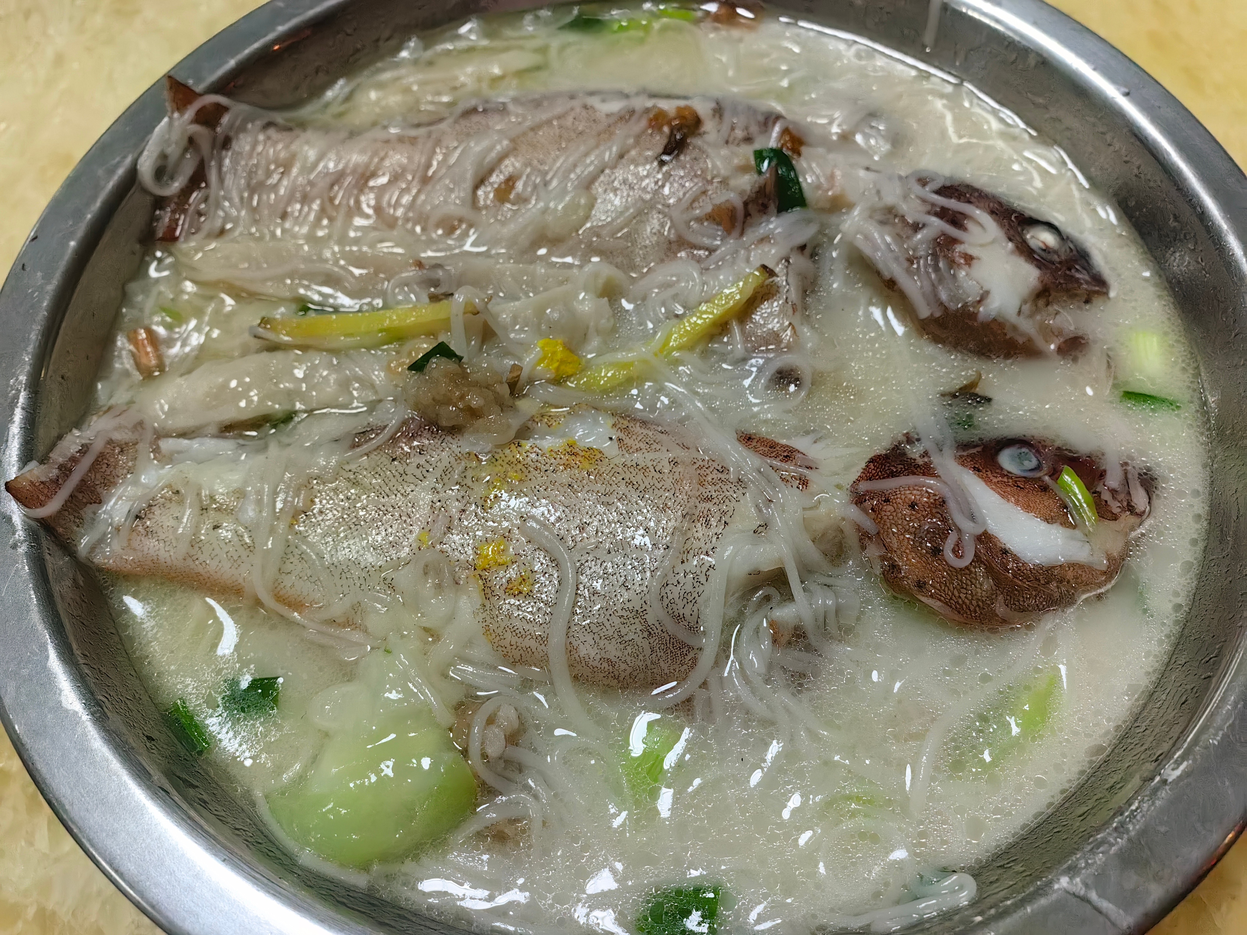 每日一餐分享鱼汤面线。配菜：东星斑鱼，丝瓜，鱼肉羹。鸡蛋。 