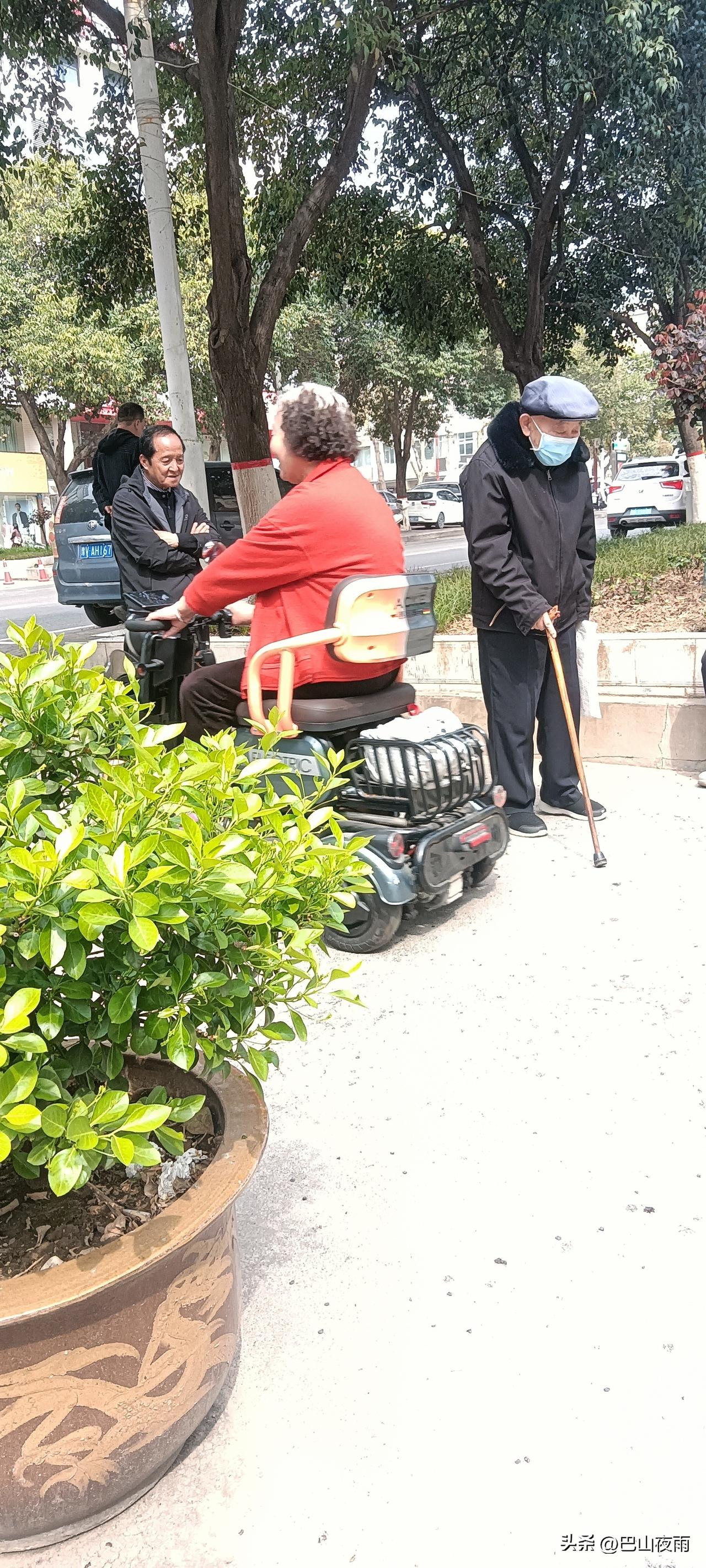 街头偶遇三位老人，
瞬间懂了什么是岁月静好！
 
今天在街边撞见三位老人，一位坐