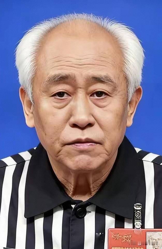 一代地产枭雄就此结局，前妻在英国养洋人小奶狗，自己身陷囹圄，才多久就这么苍老，从