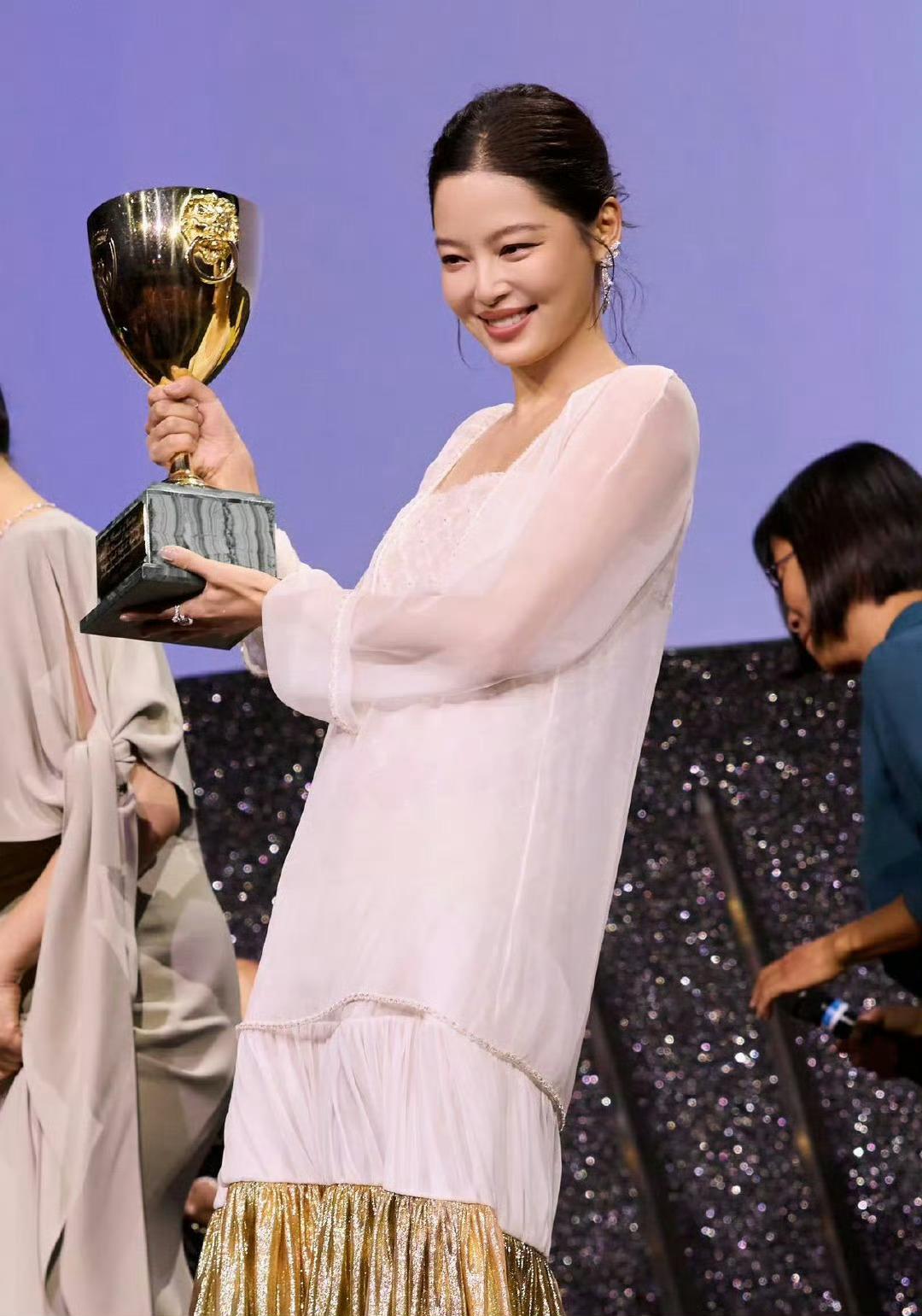 辛芷蕾影后光环下的时尚圈法则：资源向实绩倾斜，行业逻辑再验证

2025年9月，
