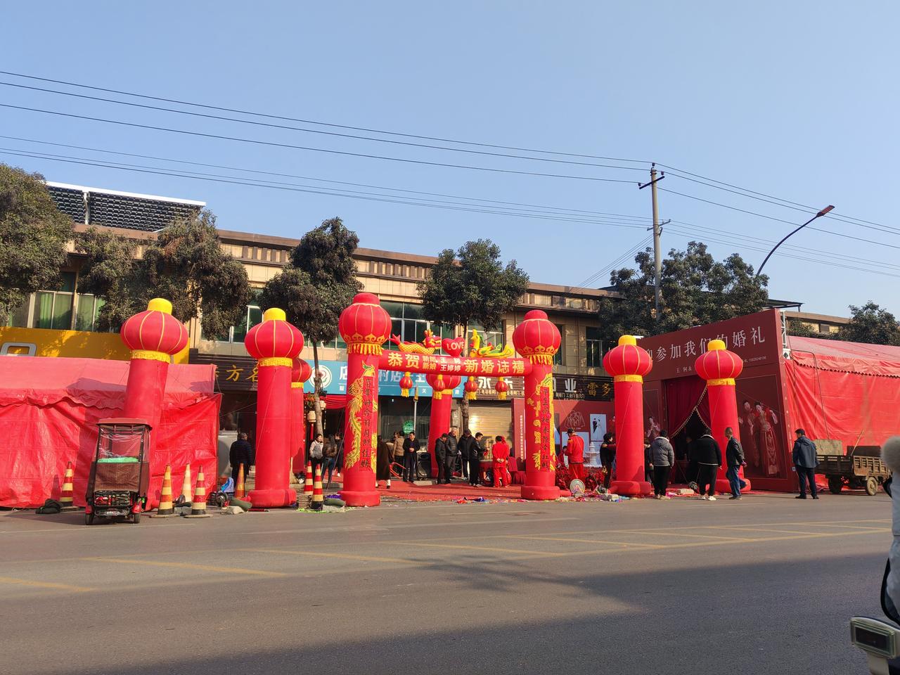 想去吃一顿这样的关中酒席
12月10日，陕西西安。此刻我向泾渭工业园进发，路过马