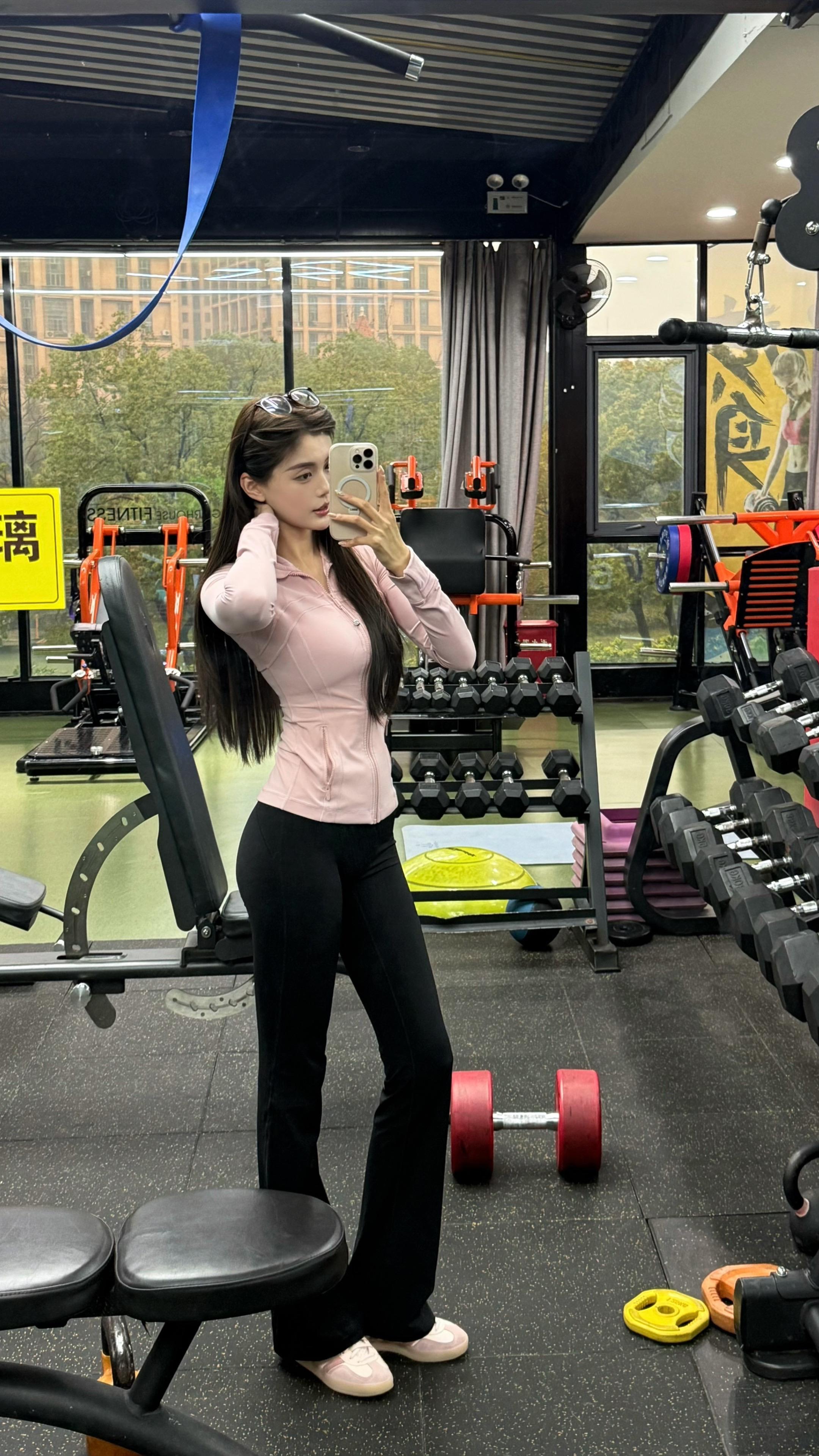 你和她们玩吧 姐去健身了
