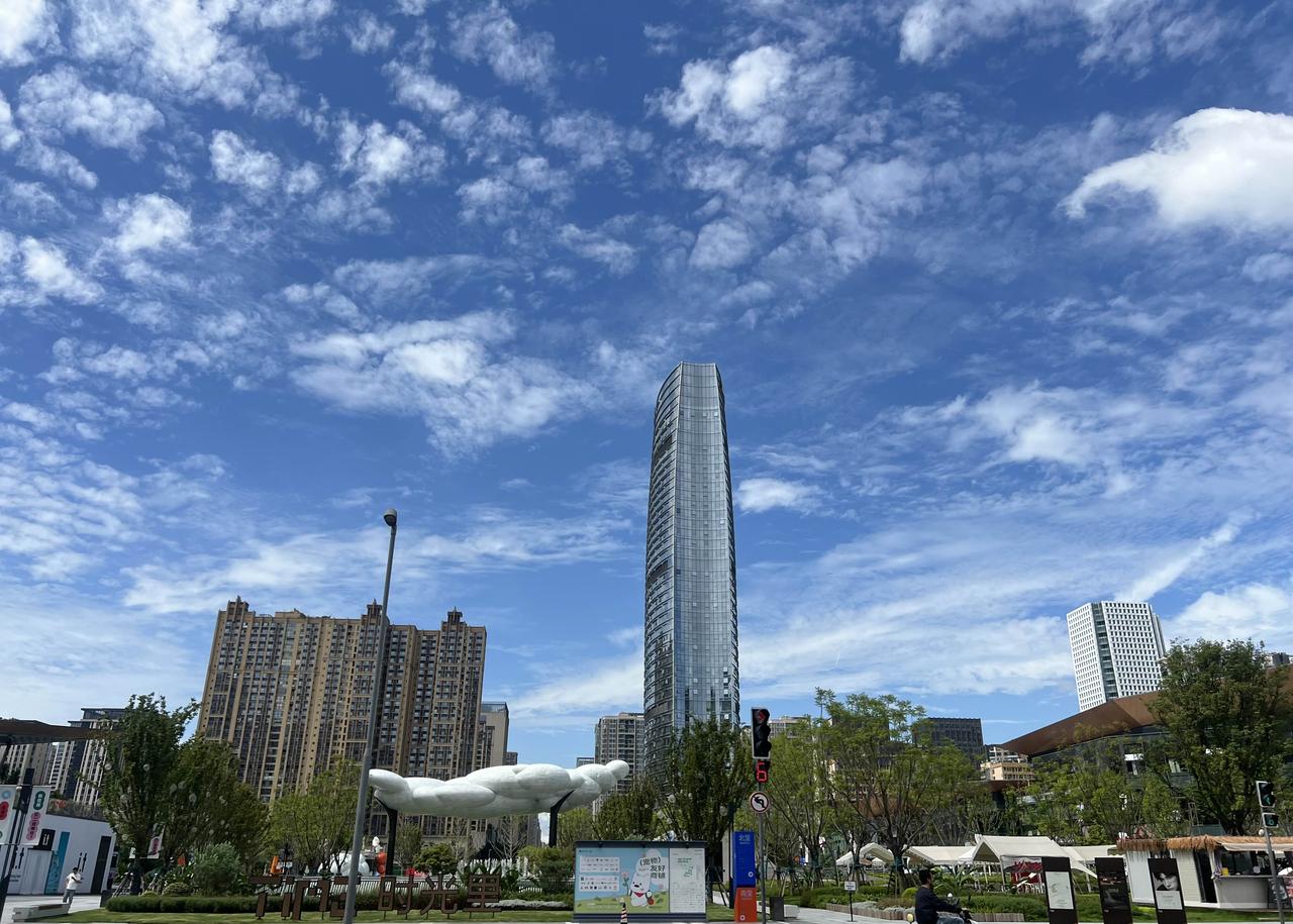 水洗过的天空，心也亮了。这里是今天的成都。