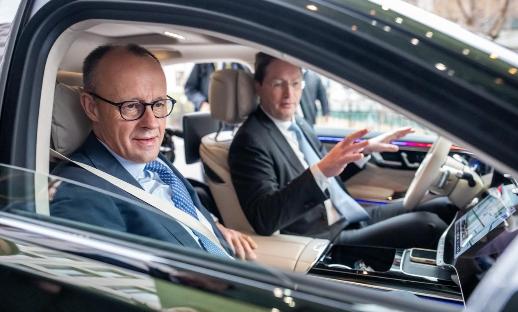 2月26日，德国总理默茨在北京参观了梅赛德斯-奔驰后，突然失去了“自信”。因为当