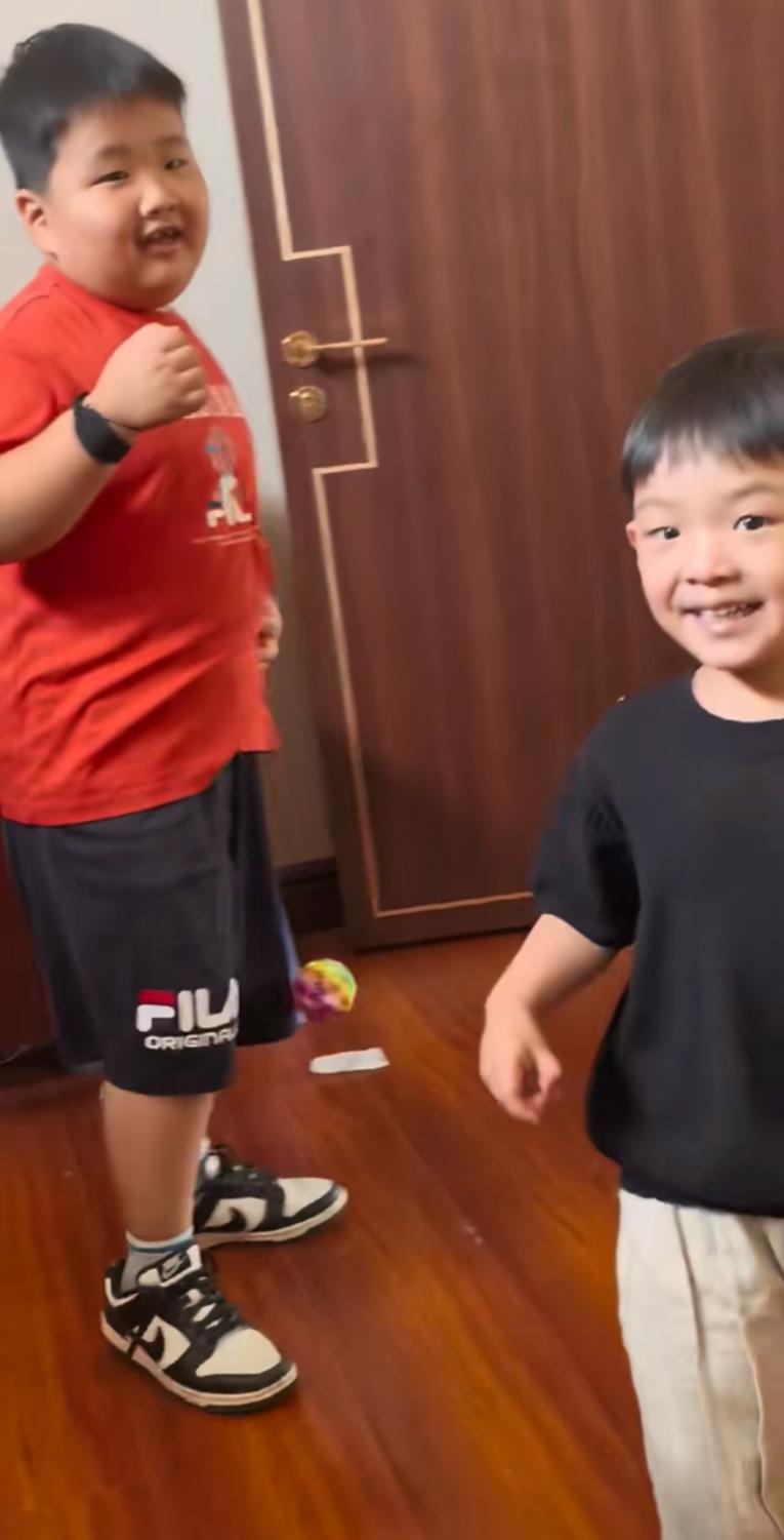 沛县大网红二哥家，四世同堂了，他的小儿子然然正和他的孙子沐沐在一起玩耍，大儿子刘