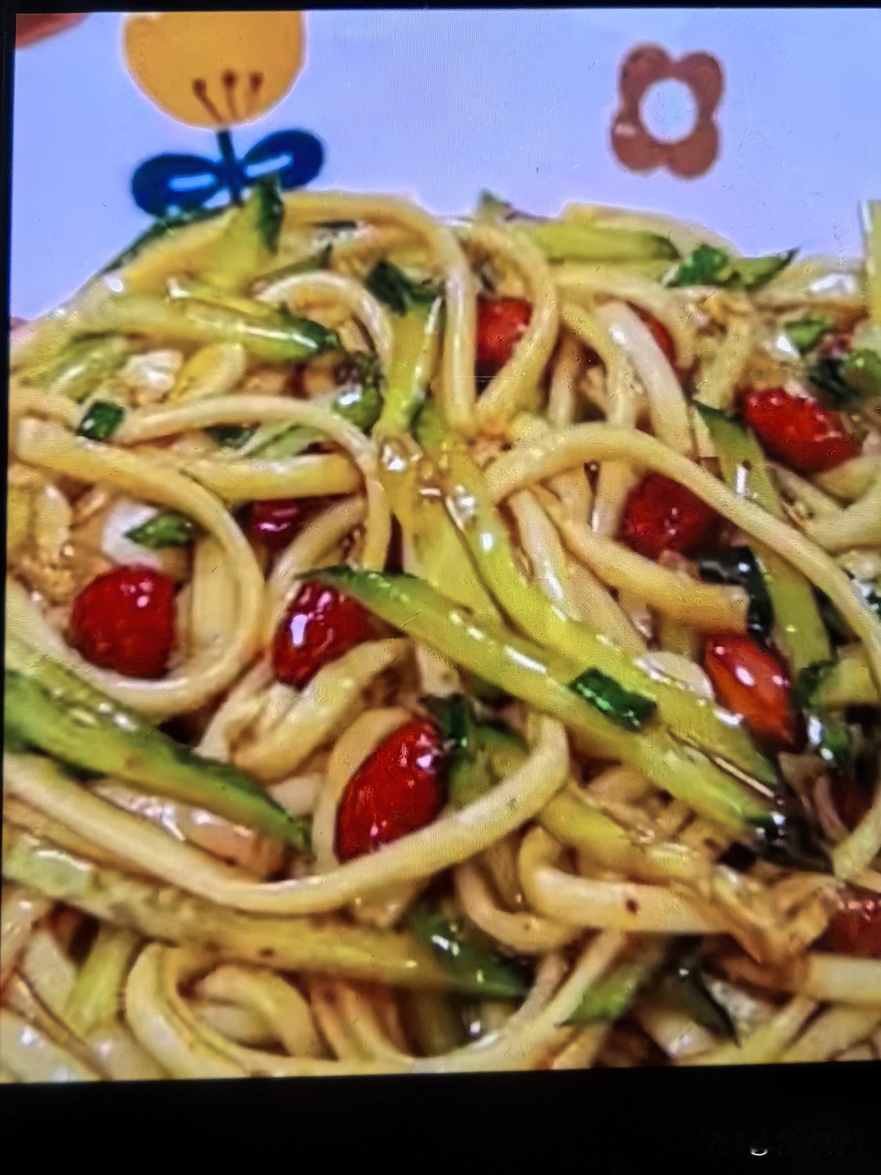 外婆这碗面做的那叫一个香，不到10分钟就能搞定的无敌拌面
 这天马上就热起来了，