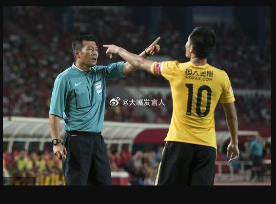 郑智辱骂裁判员遭重罚   江山易改、性格难移呀当球员时就是个暴脾气郑智辱骂裁判被