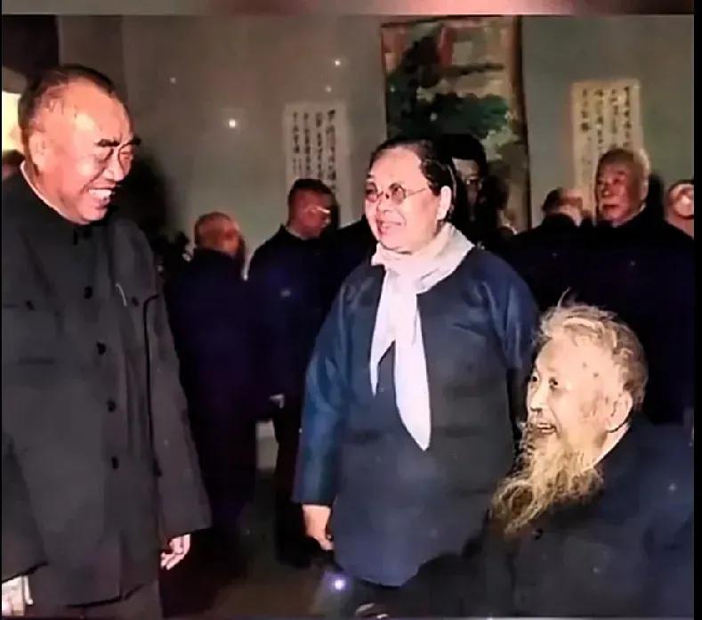 朱老总跟老师李根源先生的合影。
        李根源先生早年主持过云南讲武堂，