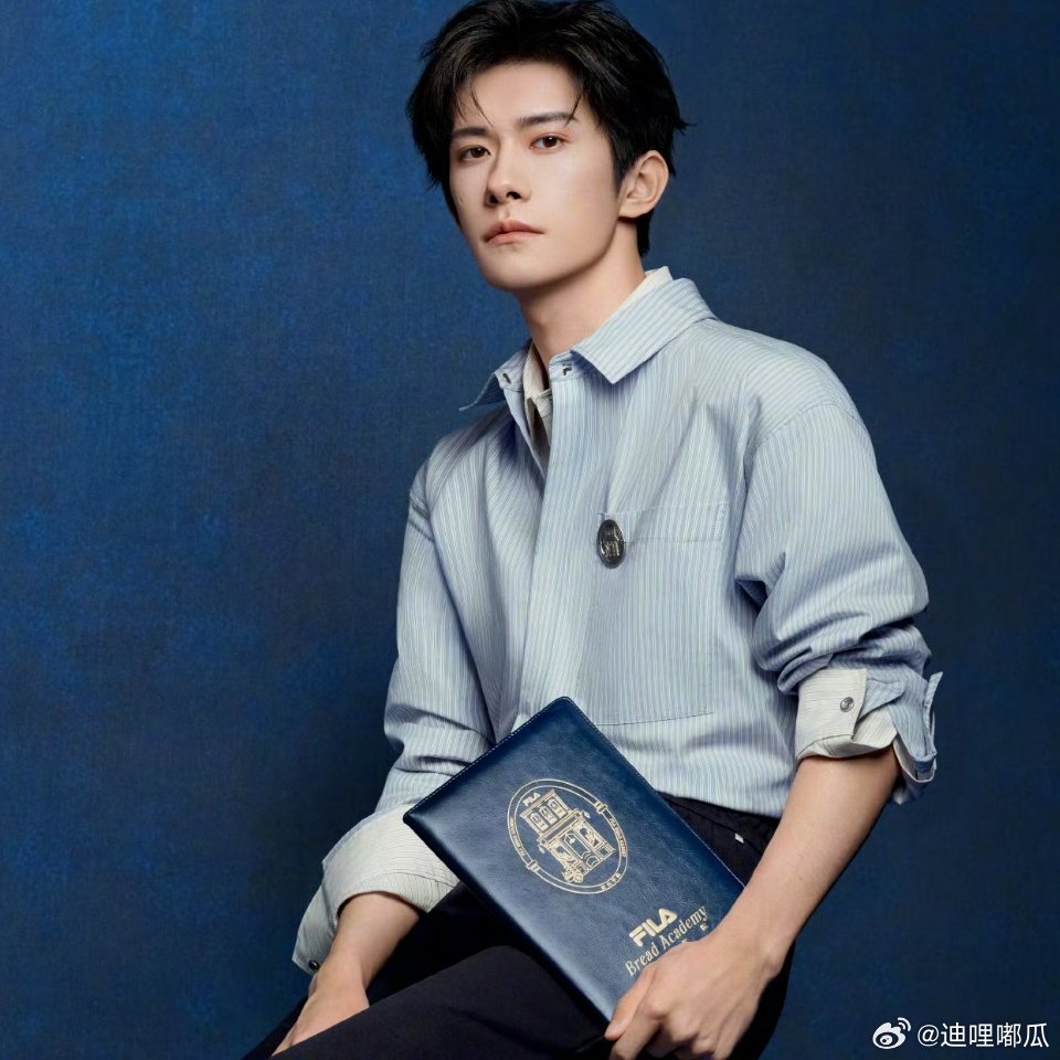 易烊千玺叠穿层次感千玺叠穿怎么感觉还是这么干净利落的样子陈小春失散多年的弟弟 ​