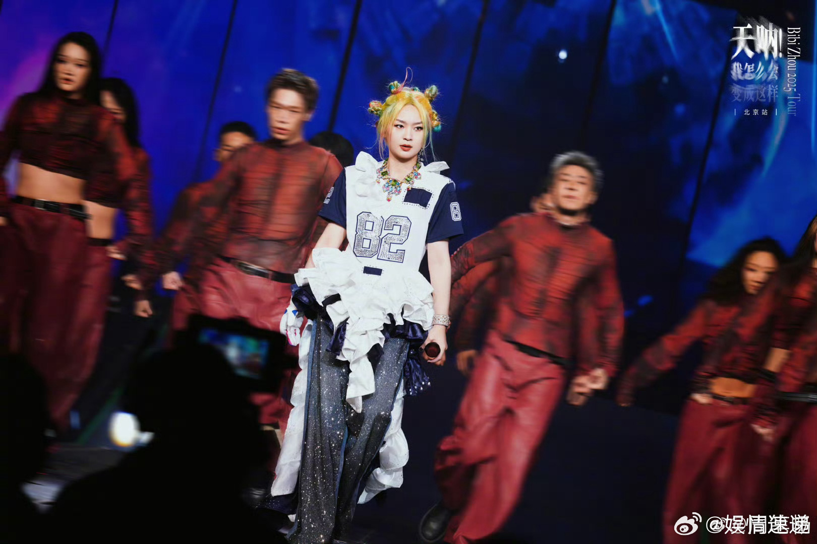 周笔畅搞唱跳笔笔演唱会幕后纪录片上线，白衣热舞气场拉满，舞台魅力绝了 