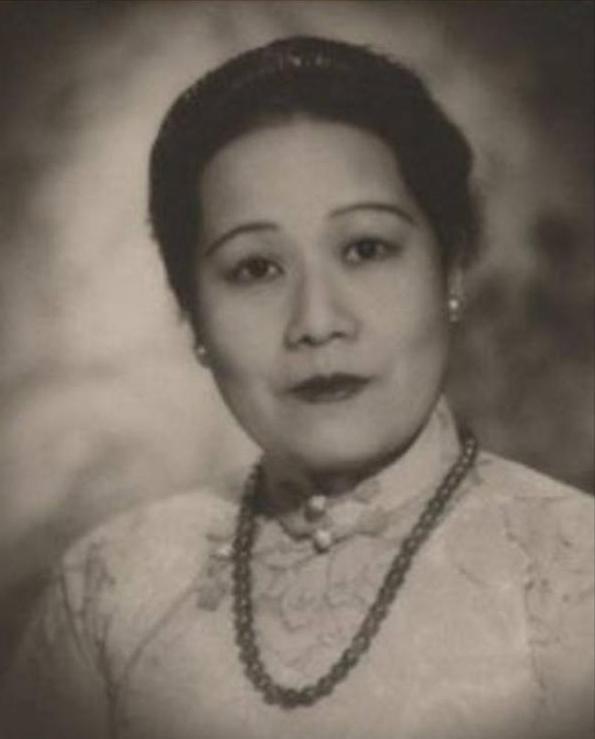 1906年1月，宋霭龄出席白宫宴会。宴会上，罗斯福总统问她，觉得美国怎么样？在场