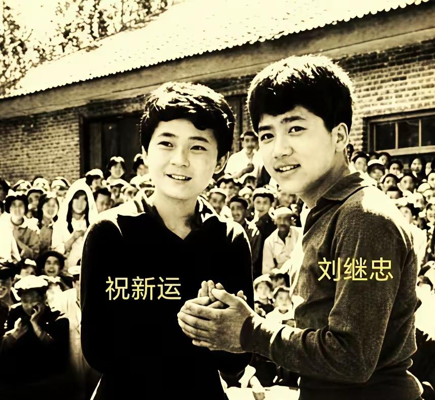 经典画面瞬间勾起回忆！《闪闪的红星》里潘冬子与椿伢子，时隔几十年再次相聚对比强烈