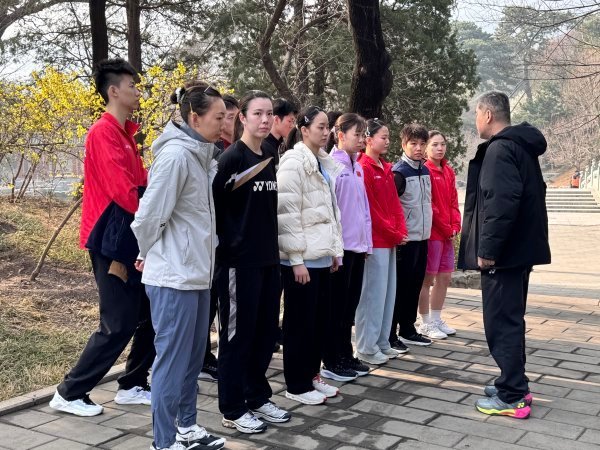 按照身高站位的话，黄东萍165也不是最矮