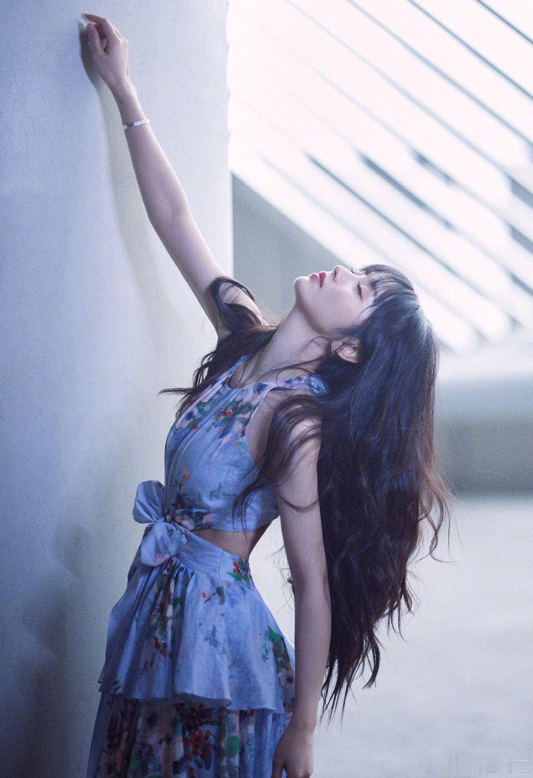 田曦薇被代拍吓到了谁看了不心疼！田曦薇被代拍吓到，甩着大袖子快步走，又萌又让人心