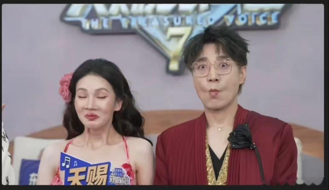 金晨忙了一天打开手机天塌了金晨做鬼脸挺敬业的 又好笑又佩服，金晨打开手机天塌了，