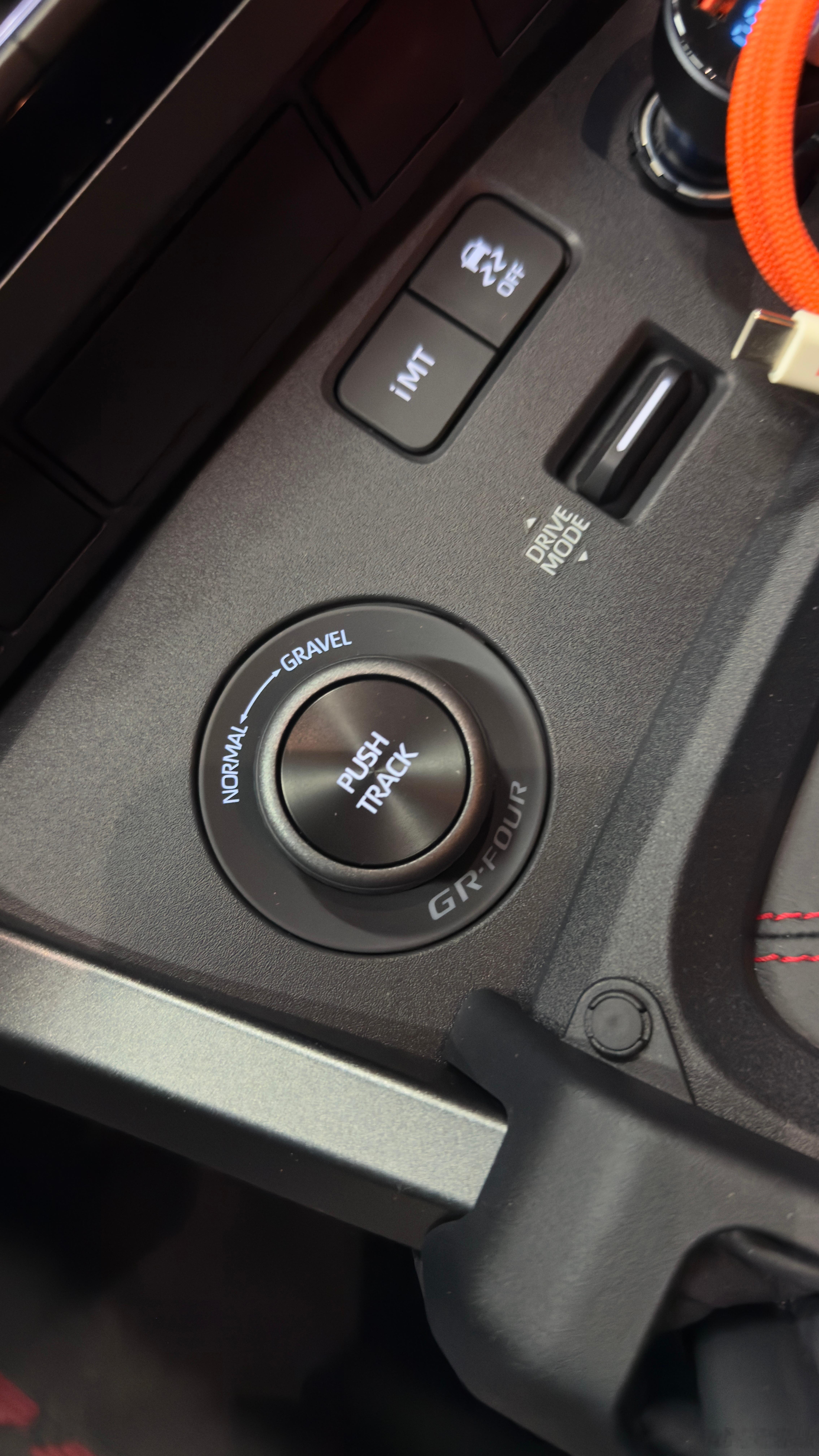 我最喜欢四驱车了！仅限于排量1.6L涡轮增压的四驱！这车开起来跟我想象中一样棒，