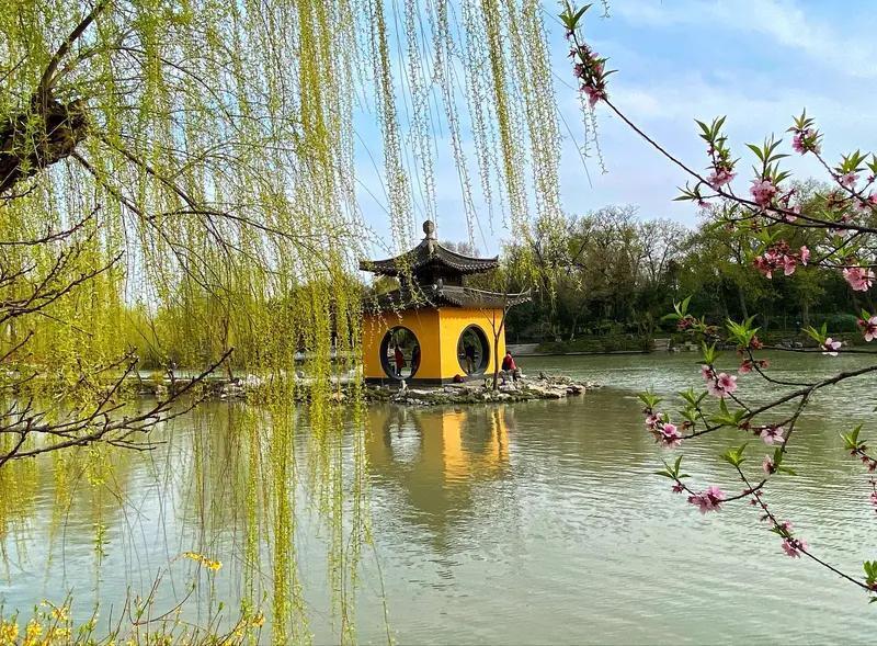 上联：一夜寒风吹瘦柳；对下联三春暖阳催胖花