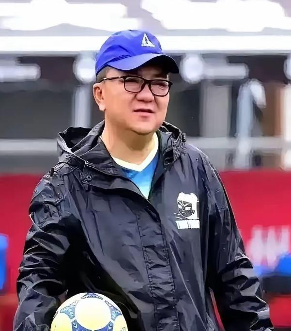 董路亲口说了，和孙臣曦一家已经断绝来往。不是因为踢不上职业，也不是孩子不行。是那