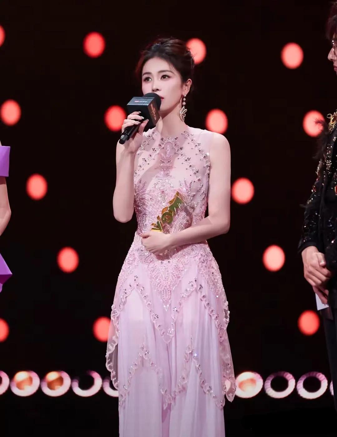 这下再也没有人说白鹿普了吧！ 白鹿亭亭玉立，落落大方，淡淡香芋紫的晚礼服把她衬托