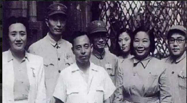 1950年，宋时轮在上海一家饭店用餐，可就在点菜的时候，他突然从服务员口中得知了