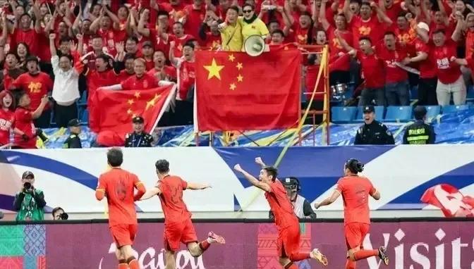 国足不容易，每次还没比赛呢就被很多人当成情绪宣泄的垃圾桶，除了无端谩骂体现不出来