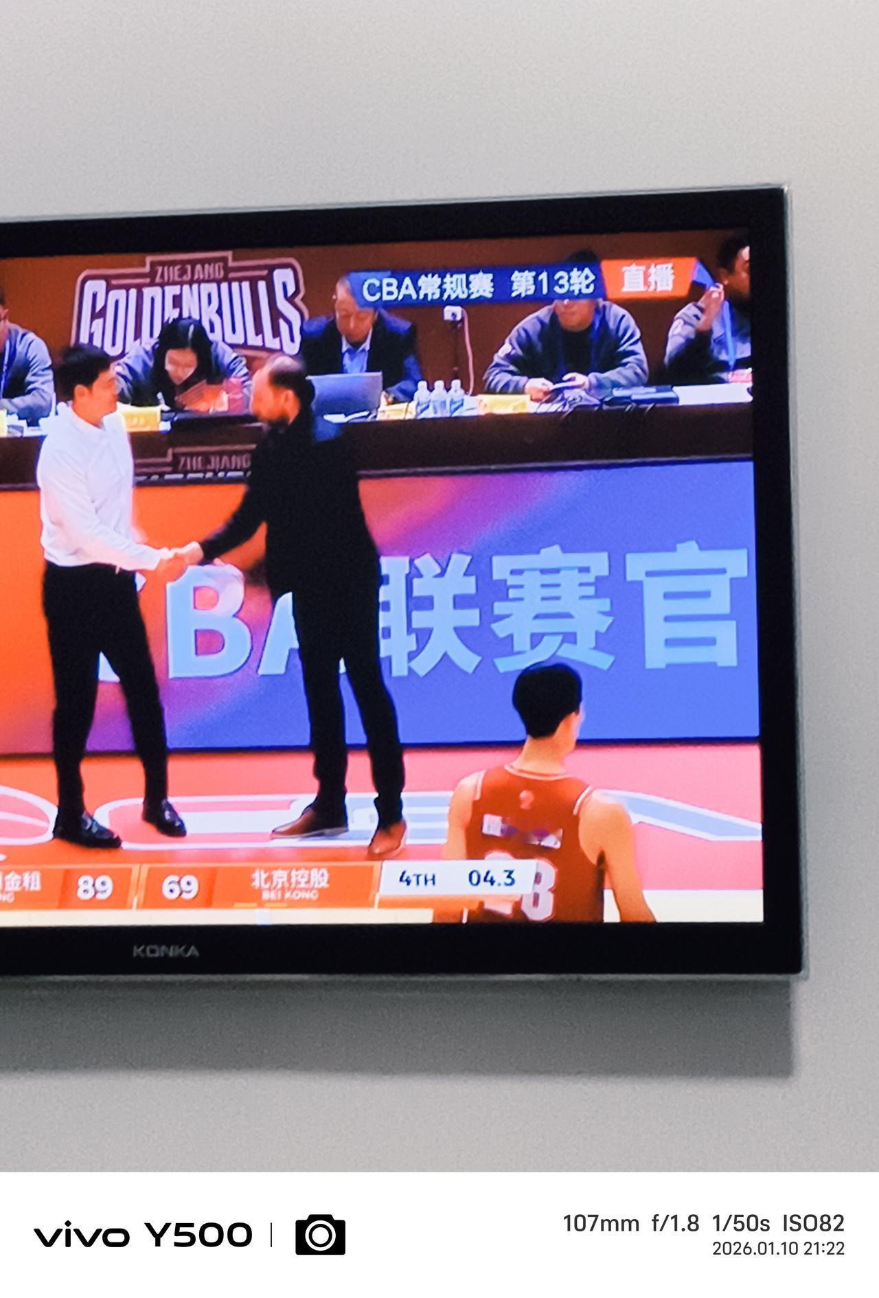 89：69CBA第13轮比赛，浙江稠州金租20分完胜北京控股。
1-老帅丁伟坐在