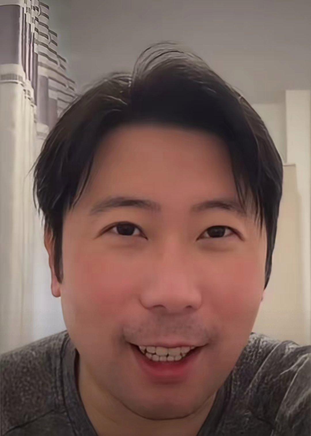 雷洋在直播间里念出一条评论：雨果怕高桥布鲁娜。
他抬起头，对着镜头反问。你怎么知